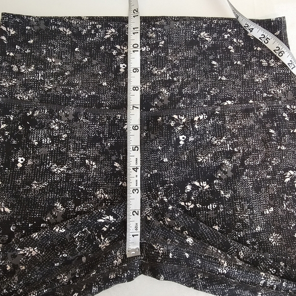 Lululemon Align Crop 21” Leggings Size 12 Black Gray White Abstract Print - Picture 9 of 12